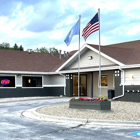 Super 8 By Wyndham Hot Springs Motel Bagian luar foto