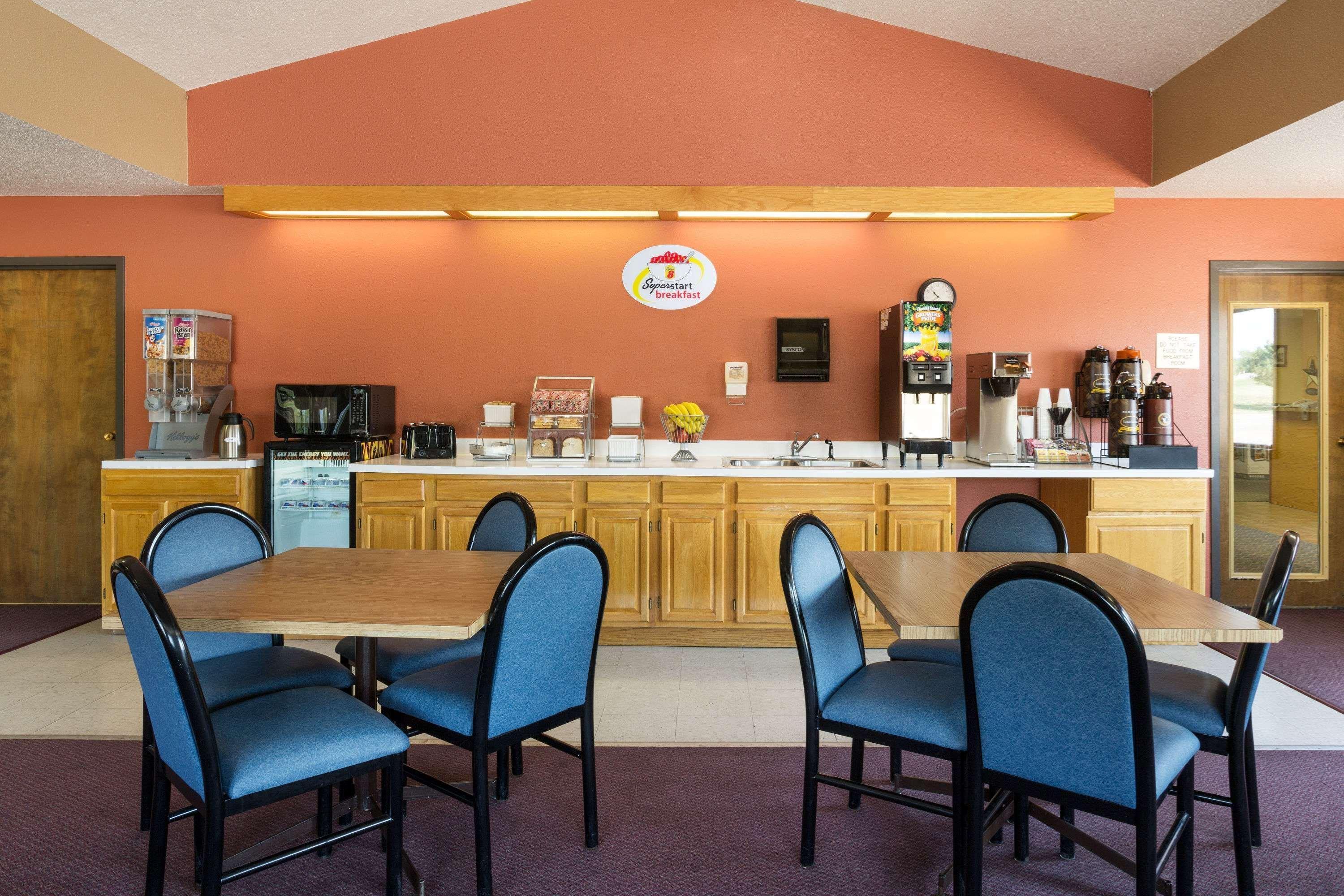 Super 8 By Wyndham Hot Springs Motel Bagian luar foto