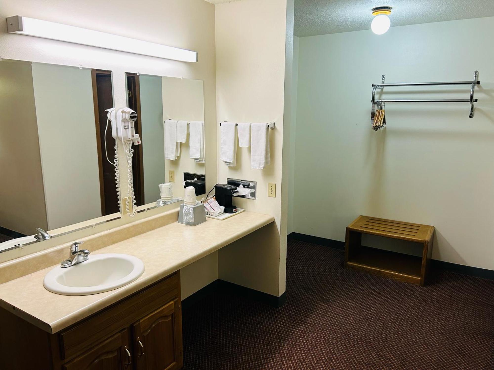 Super 8 By Wyndham Hot Springs Motel Bagian luar foto