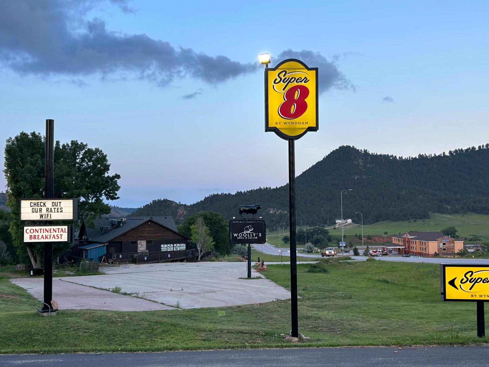 Super 8 By Wyndham Hot Springs Motel Bagian luar foto