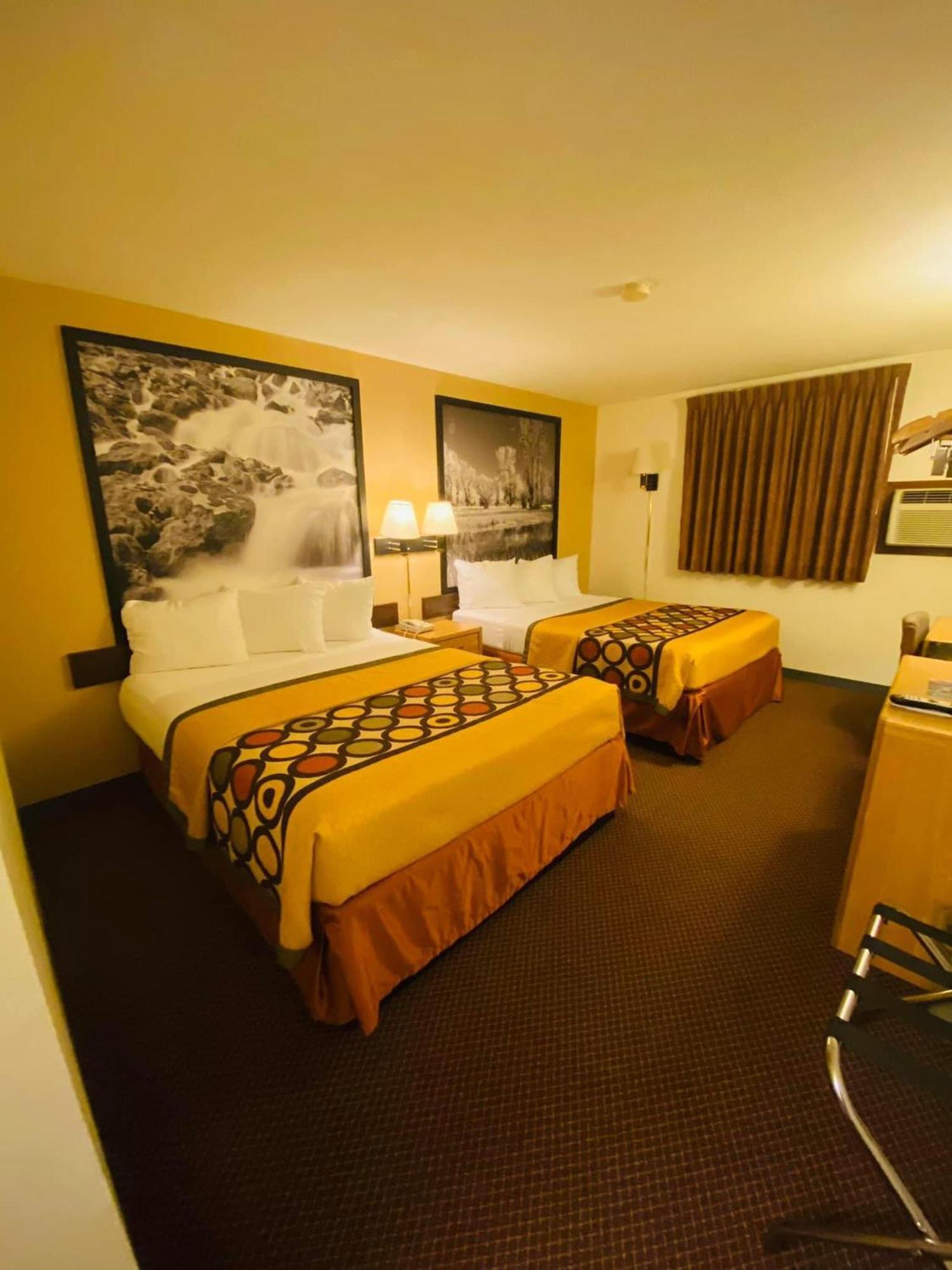 Super 8 By Wyndham Hot Springs Motel Bagian luar foto