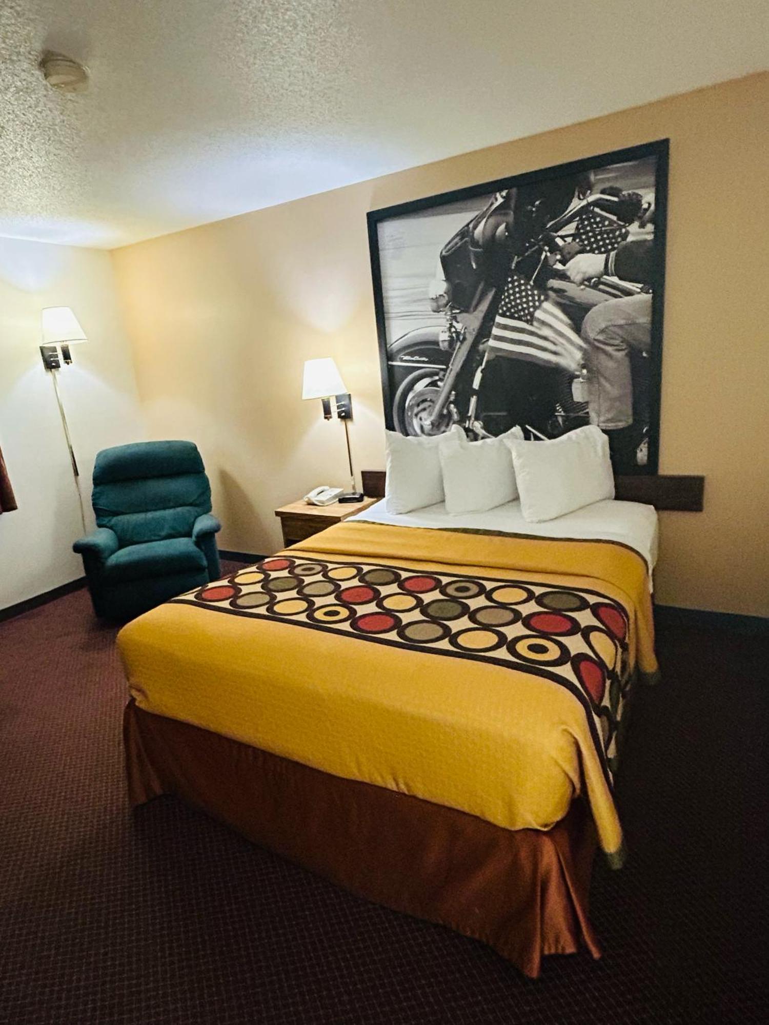 Super 8 By Wyndham Hot Springs Motel Bagian luar foto