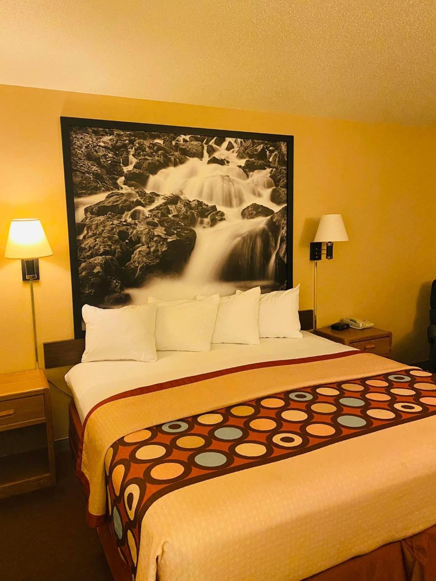 Super 8 By Wyndham Hot Springs Motel Bagian luar foto