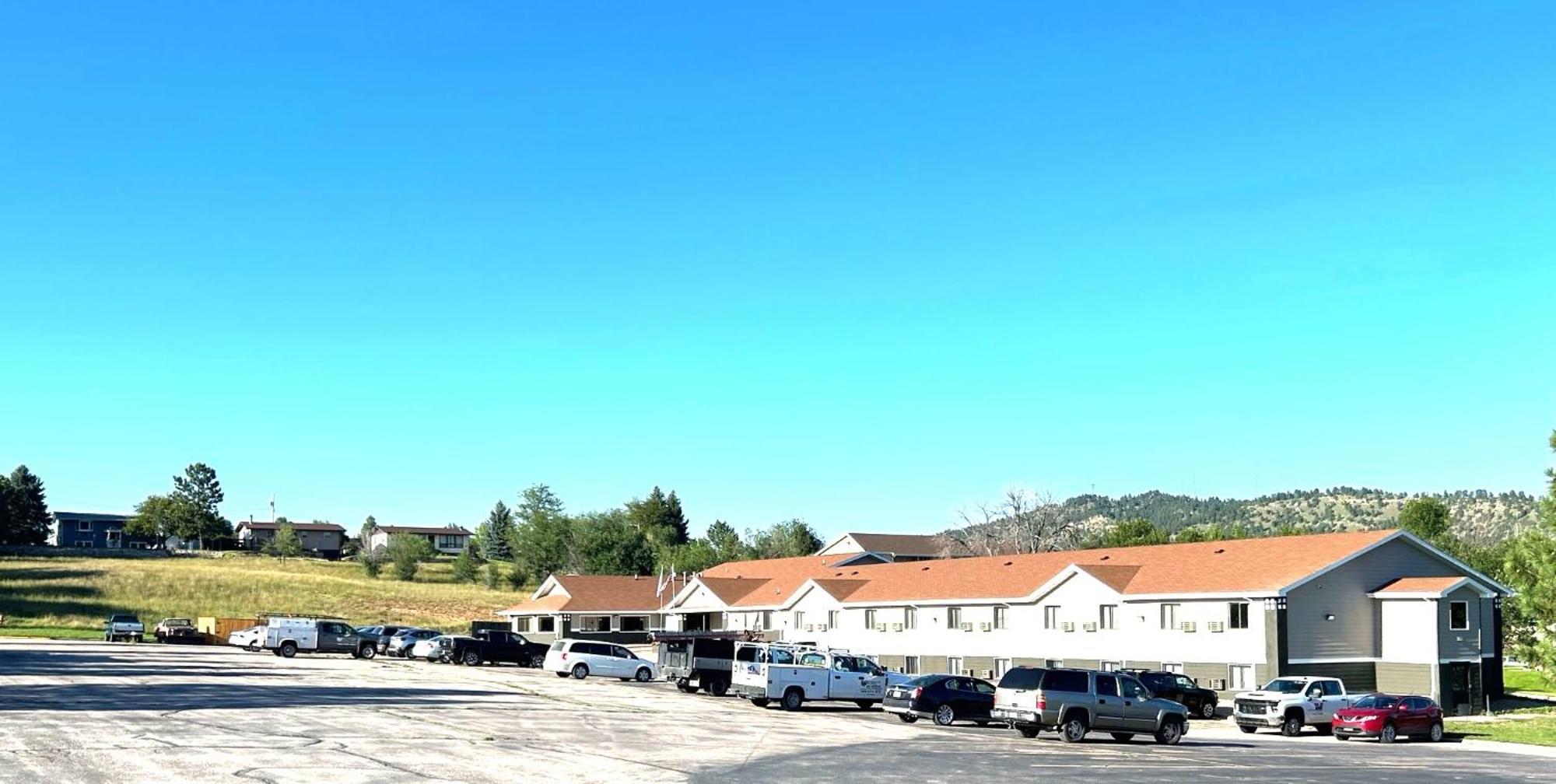 Super 8 By Wyndham Hot Springs Motel Bagian luar foto