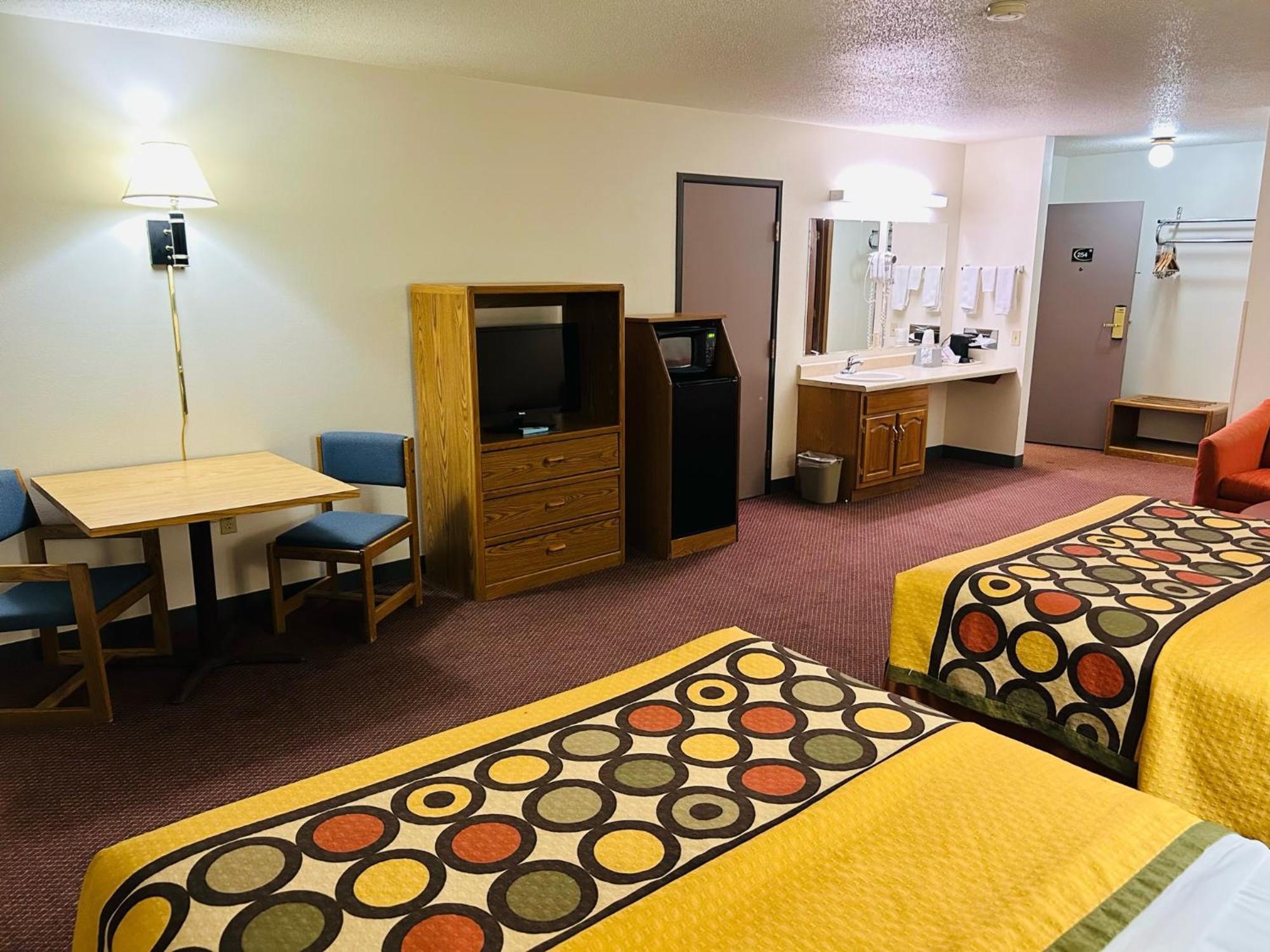 Super 8 By Wyndham Hot Springs Motel Bagian luar foto
